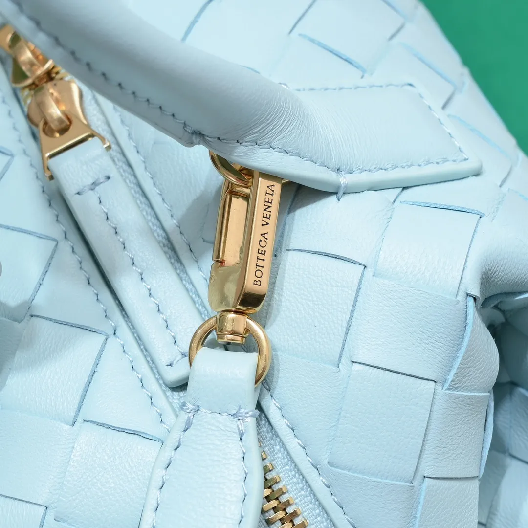 Batch 1560 #Bv Small Intrecciato woven leather bowling bag with detachable crossbody strap, single interior flat pocket, zipper closure "Classic weaving craftsmanship" is an indispensable symbol of the brand🔥. The meticulous weaving craftsmanship not only makes the bucket bag show a sense of high-end, but also adds a sense of agility to it, exuding a simple and elegant beauty. It is made of soft and delicate sheepskin texture. It is light and comfortable, and reveals a sense of high-end everywhere. The color matching is refreshing and clean, and the upper body is aged~concave shape! A bowling bag that can be used for both work and leisure. Size: 20.5*15.5*10cm, model: 7460#